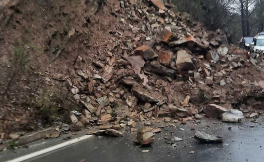 Поради свлечиште, затворена за сообраќај обиколницата кај Битола