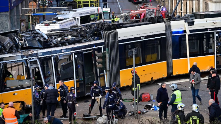 (Видео) Трамвај излета од шини во Милано, најмалку еден загинат