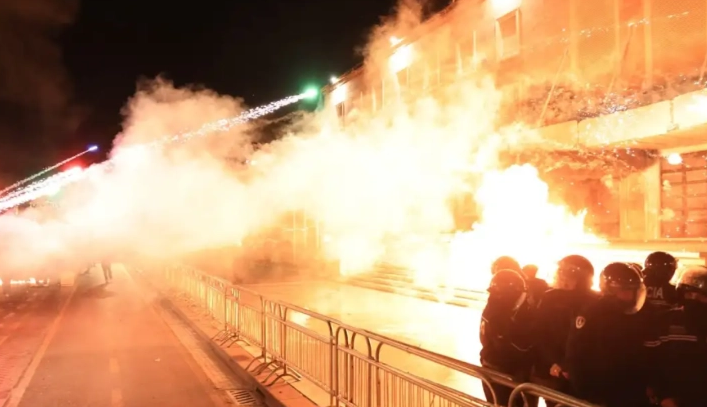 (Видео) Протестите во Тирана ескалираа: Запалена поранешната вила на диктаторот Енвер Хоџа