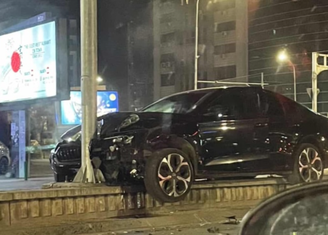 (Видео) Возило заврши на жардињера