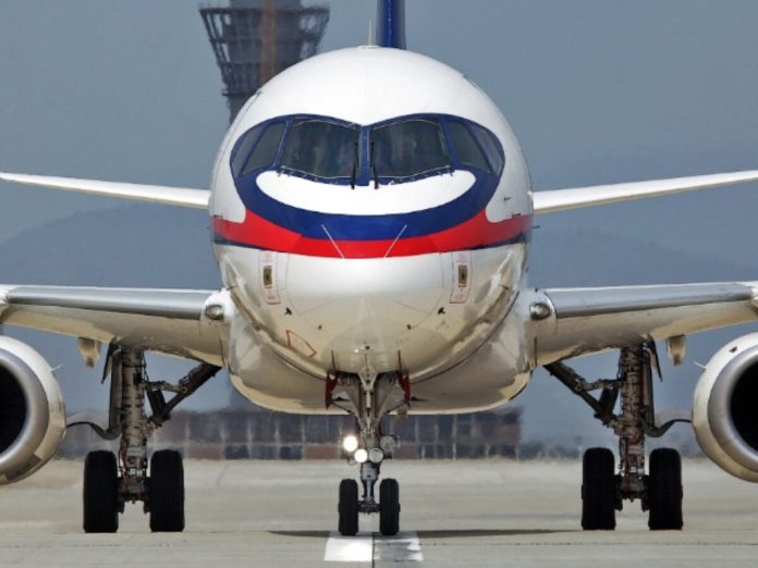 Aвион со евакуирани патници од Дубаи попладнево слета во Црна Гора