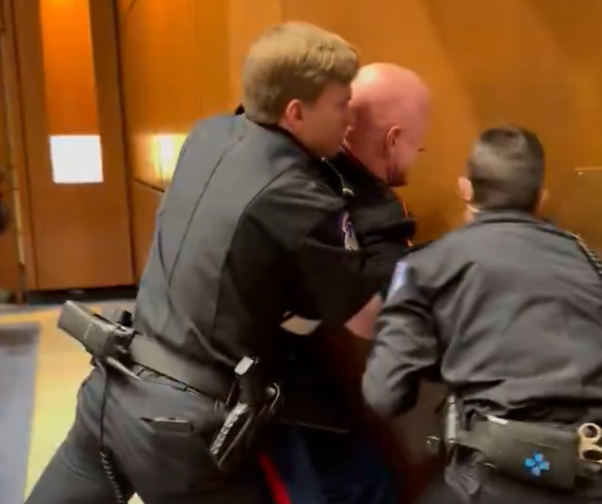 (Видео) Сенатор му ја скрши раката на ветеран кој извика „Никој не сака да се бори за Израел“