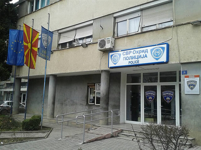 Син со нож го нападнал татко си