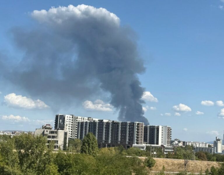 Црн чад над Скопје: Горат кабли на депонија во Маџари