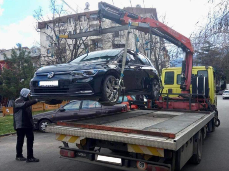 Полицаец побарал и примил поткуп за да не собере возило со „Пајак“