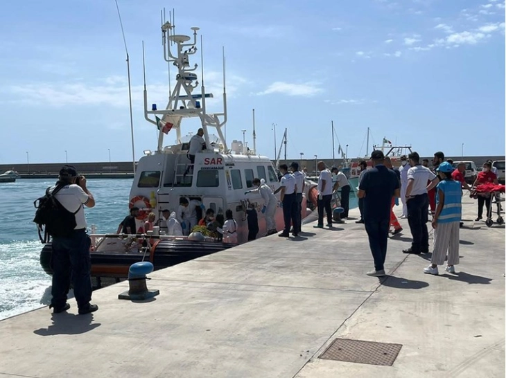 14 загинати по судир на брод со мигранти и крајбрежната стража кај Турција