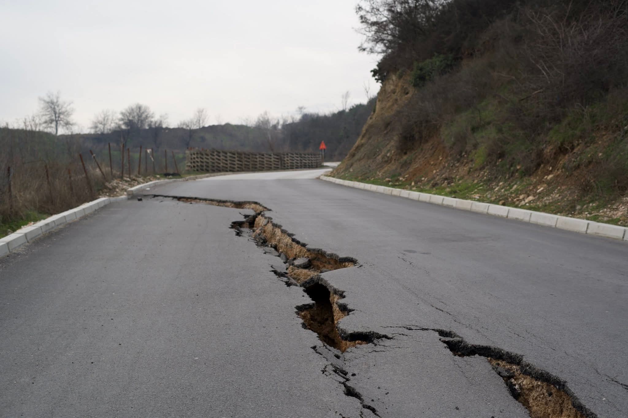 Распука асфалтот на патот кон Теферич, итно е затворен за сообраќај