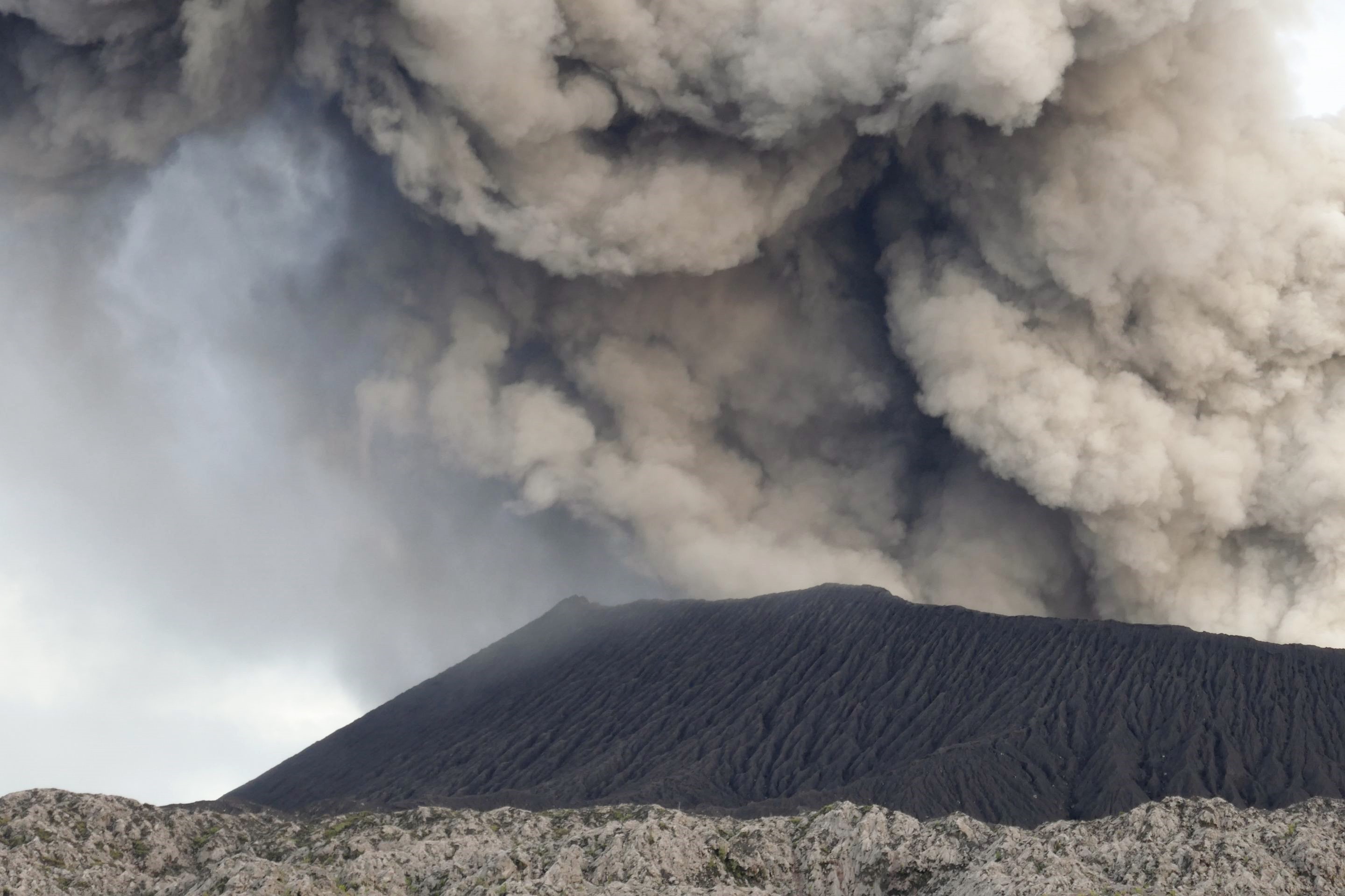 Вулканот Дуконо еруптираше во Индонезија