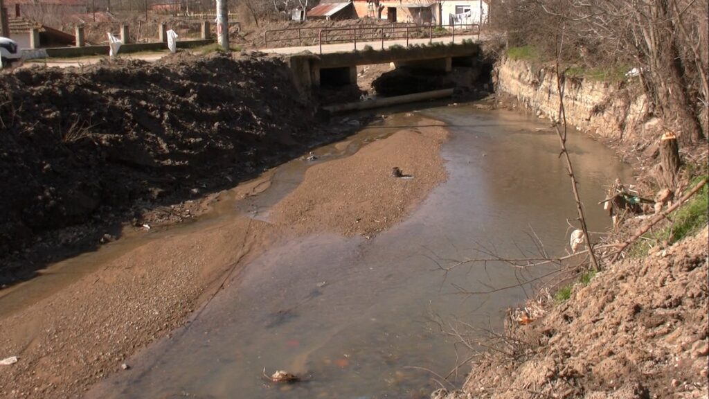 По повеќе од една деценија исчистен каналот во село Спанчево