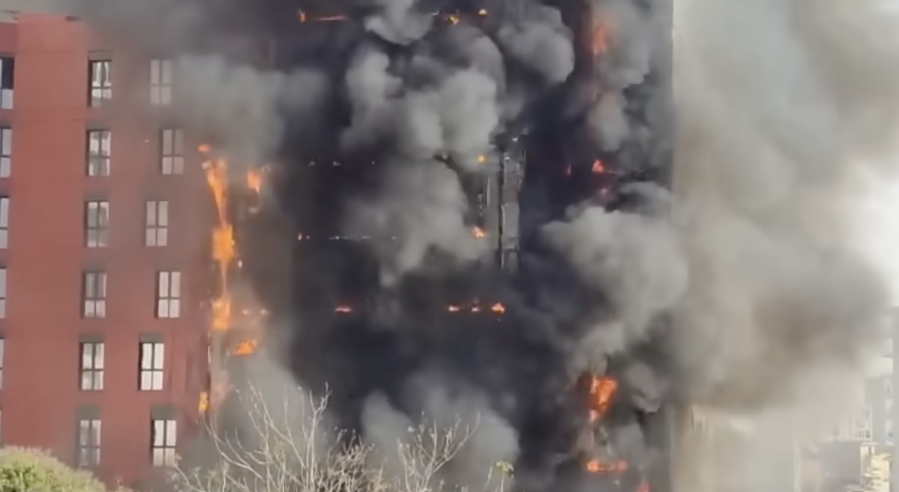 Најмалку 11 повредени во голем пожар во Тирана