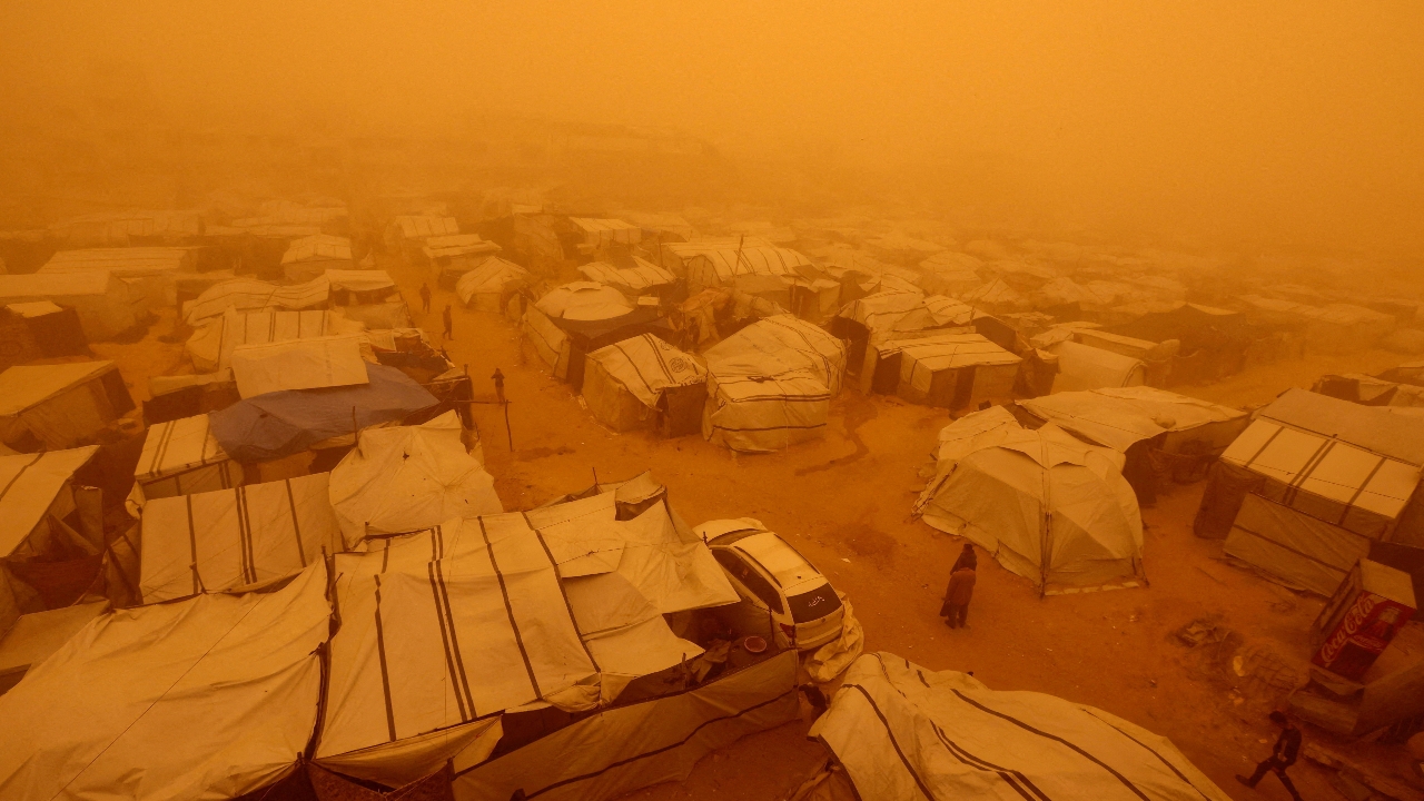 Песочна бура ги погоди раселените семејства во Појасот Газа