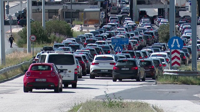 Метеж на Евзони: За влез во Грција се чека до еден час
