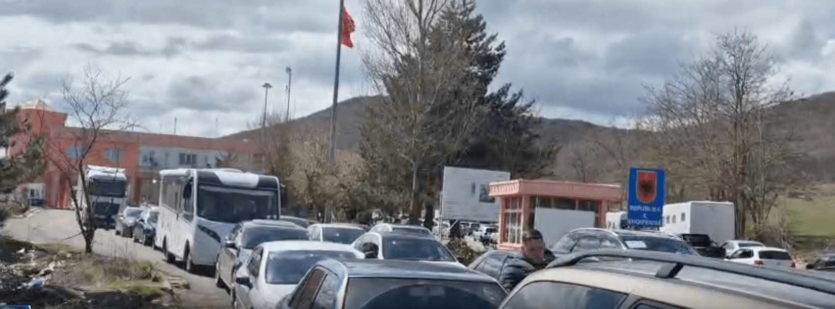 Албанците со часови чекаат во колони за да наполнат евтина нафта во Македонија