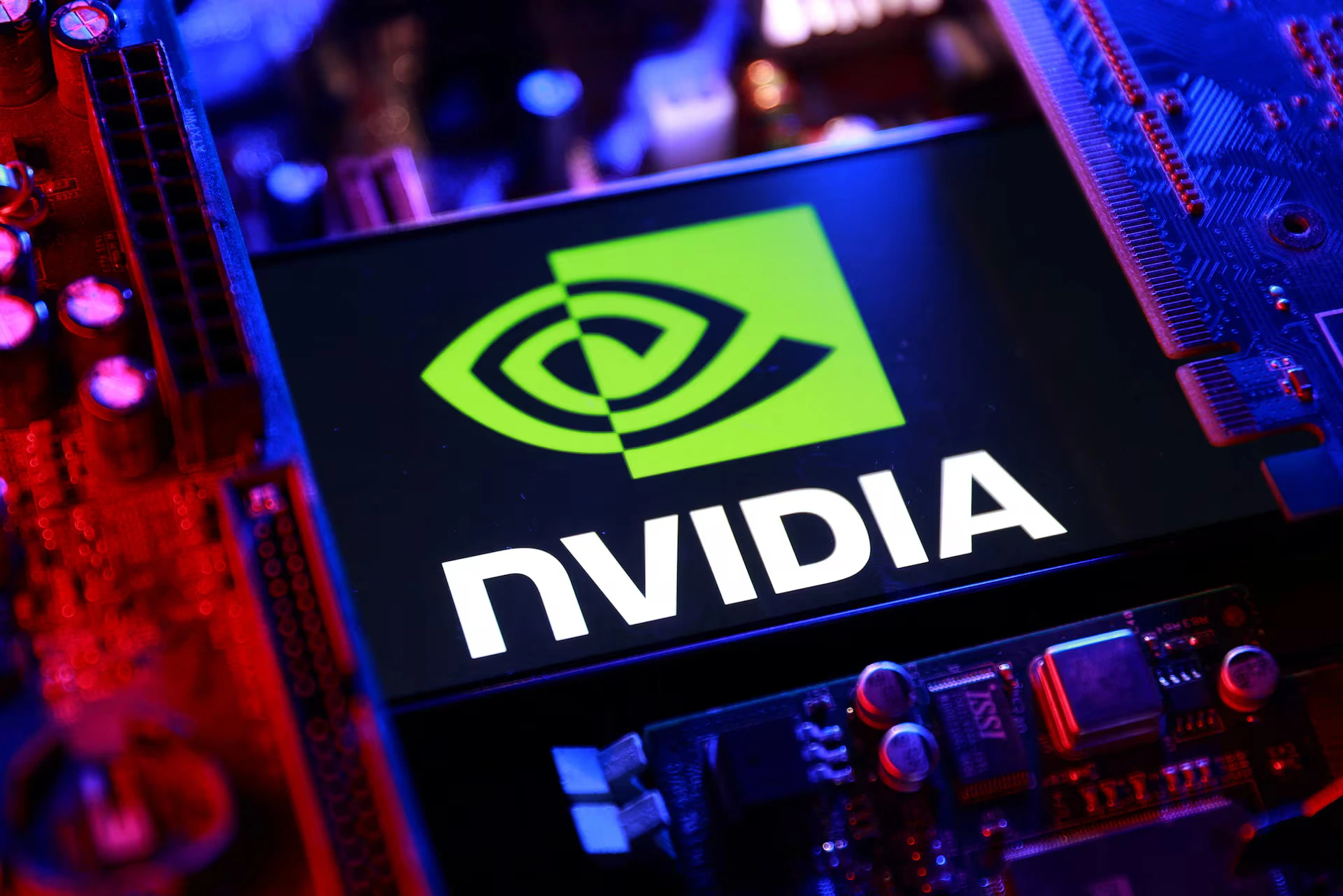 Акциите на „Nvidia“ бележат раст по одобрувањето за продажба на чипови за AI во Кина