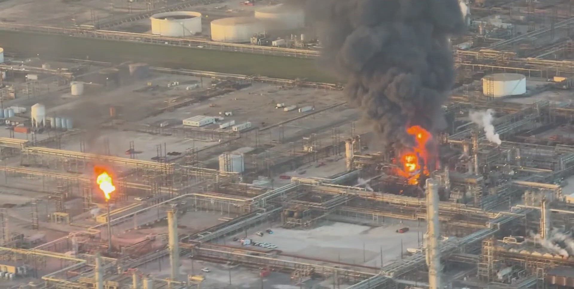 Голема експлозија во рафинерија во Тексас предизвика пожар