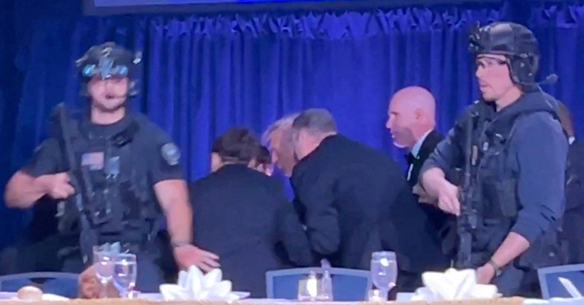 Пукање на вечерата на дописниците: Трамп и државниот врв на САД итно евакуирани