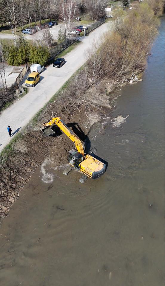 Се чисти коритото на реката